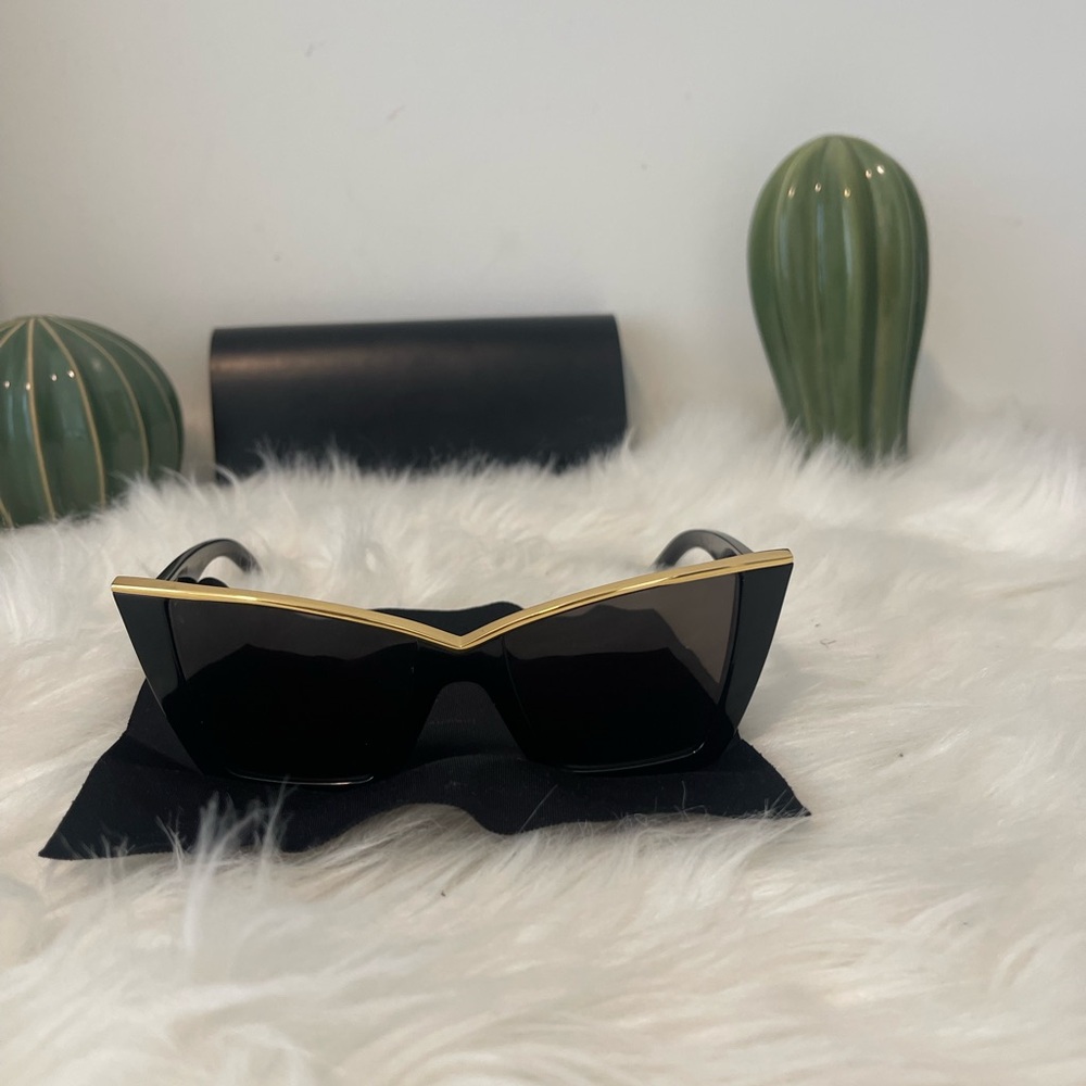 Saint Laurent cat eye Sunglasses
Black